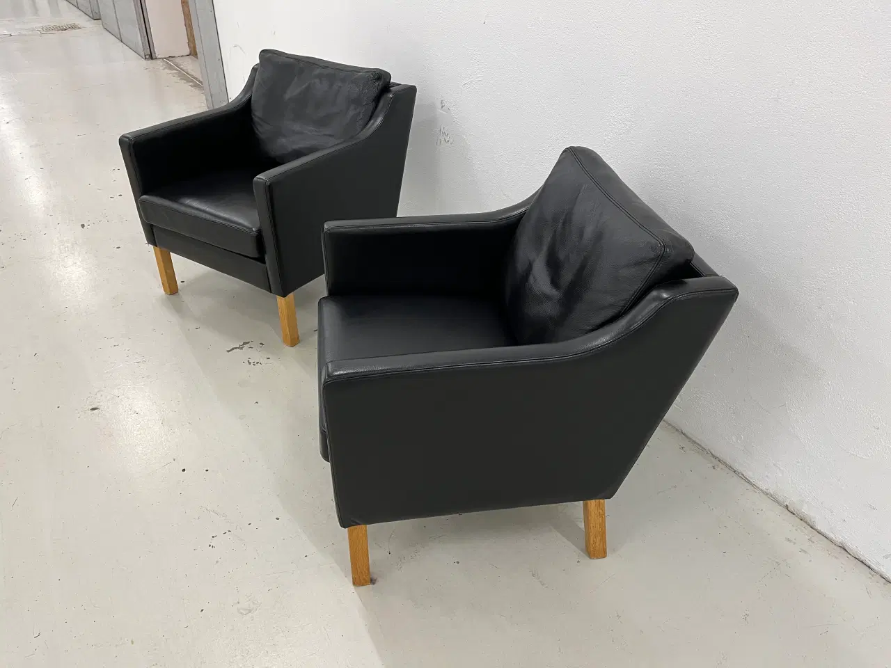 Billede 4 - Nielaus lounge stole i sort semi anilin læder.