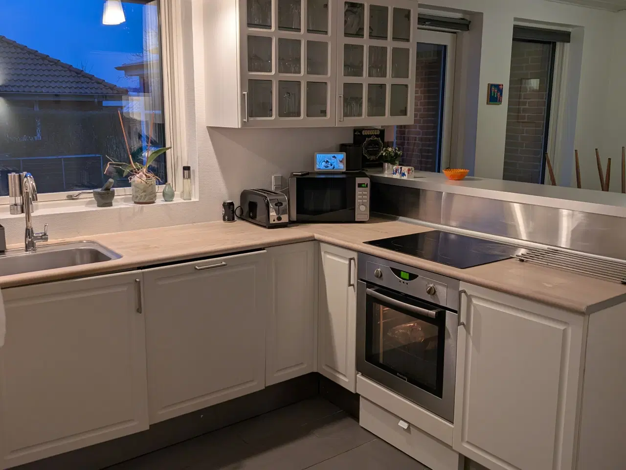Billede 3 - Køkken sælges med ovn og induktionskogeplade