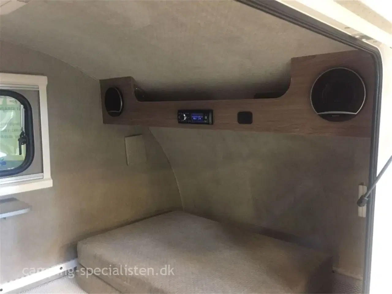 Billede 6 - 2025 - Tomplan Mini Tommy De-Luxe   Tomplan Mini Tommy De-Luxe med bremser, køkken, køleskab, vandtank, gasblus og mm.  Hos Camping-Specialisten.dk Aarhus