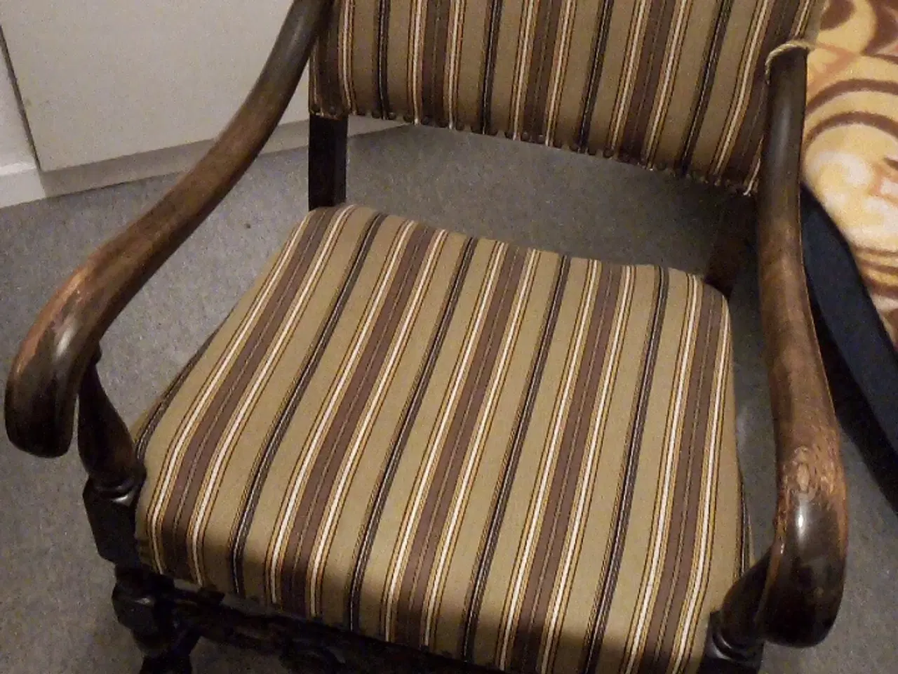 Billede 1 - ANTIK STOL, EGETRÆ, UDSKÆRINGER, ARVESTYKKE