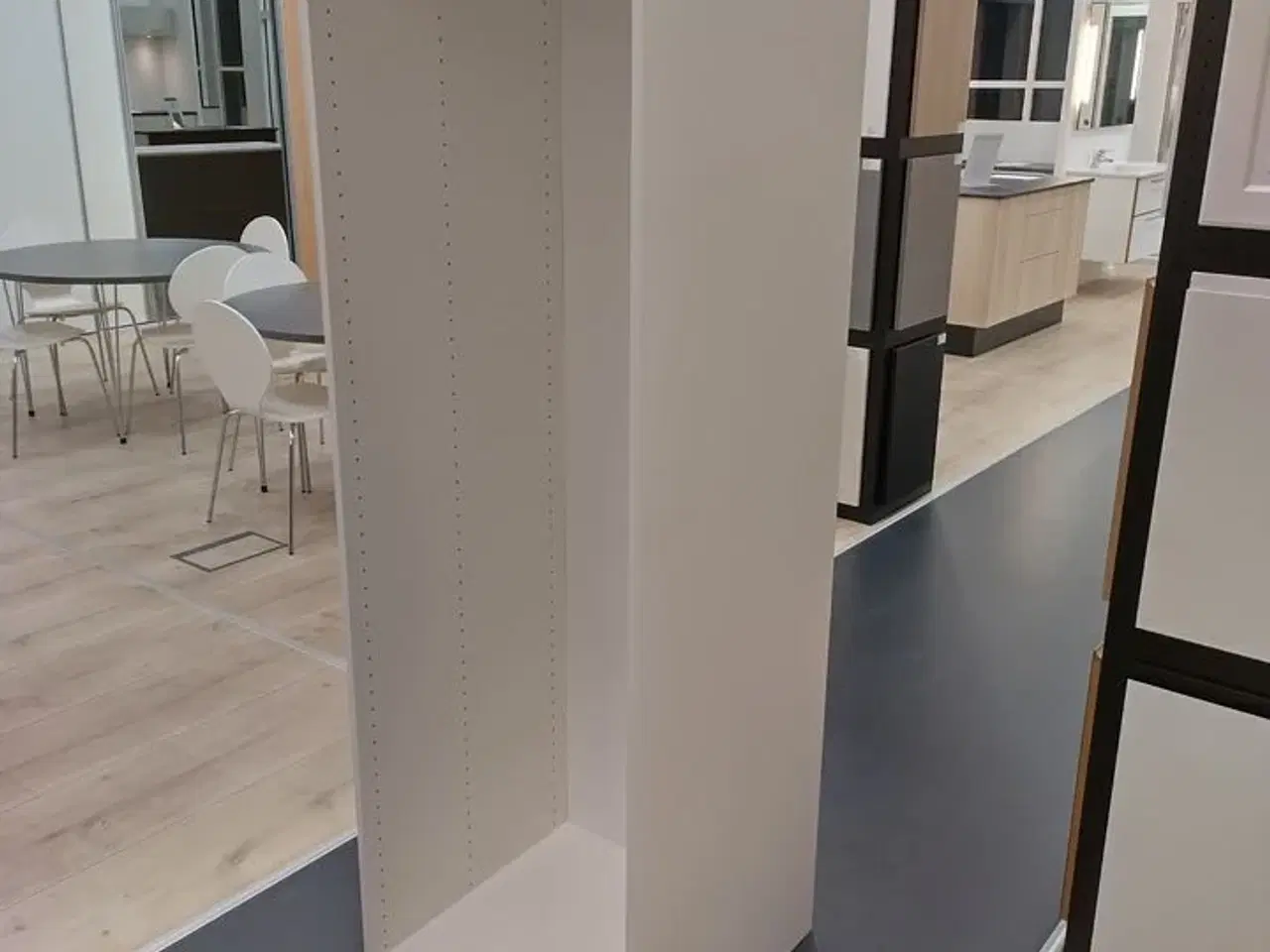 Billede 5 - 4 stk. usamlet højskabe H: 195,2 x B: 50 x D: 58,1 cm uden låger.