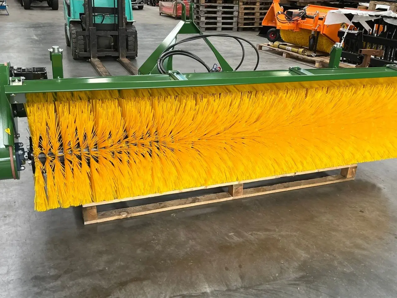 Billede 5 - Thyregod TK 2800 med nylon børster og hydraulisk sving. brede 2800 og feje brede 2500