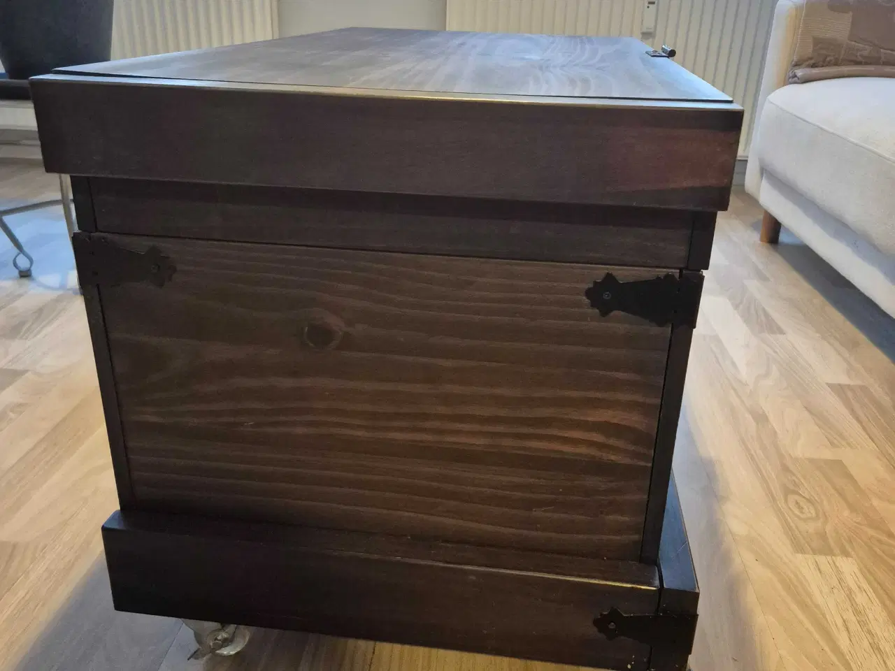 Billede 3 - Mørk trækiste med hjul