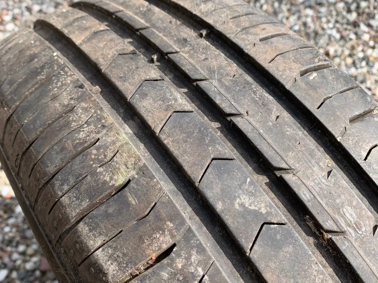 Billede 3 - 4 dæk på stålfælge med hjulkapsler