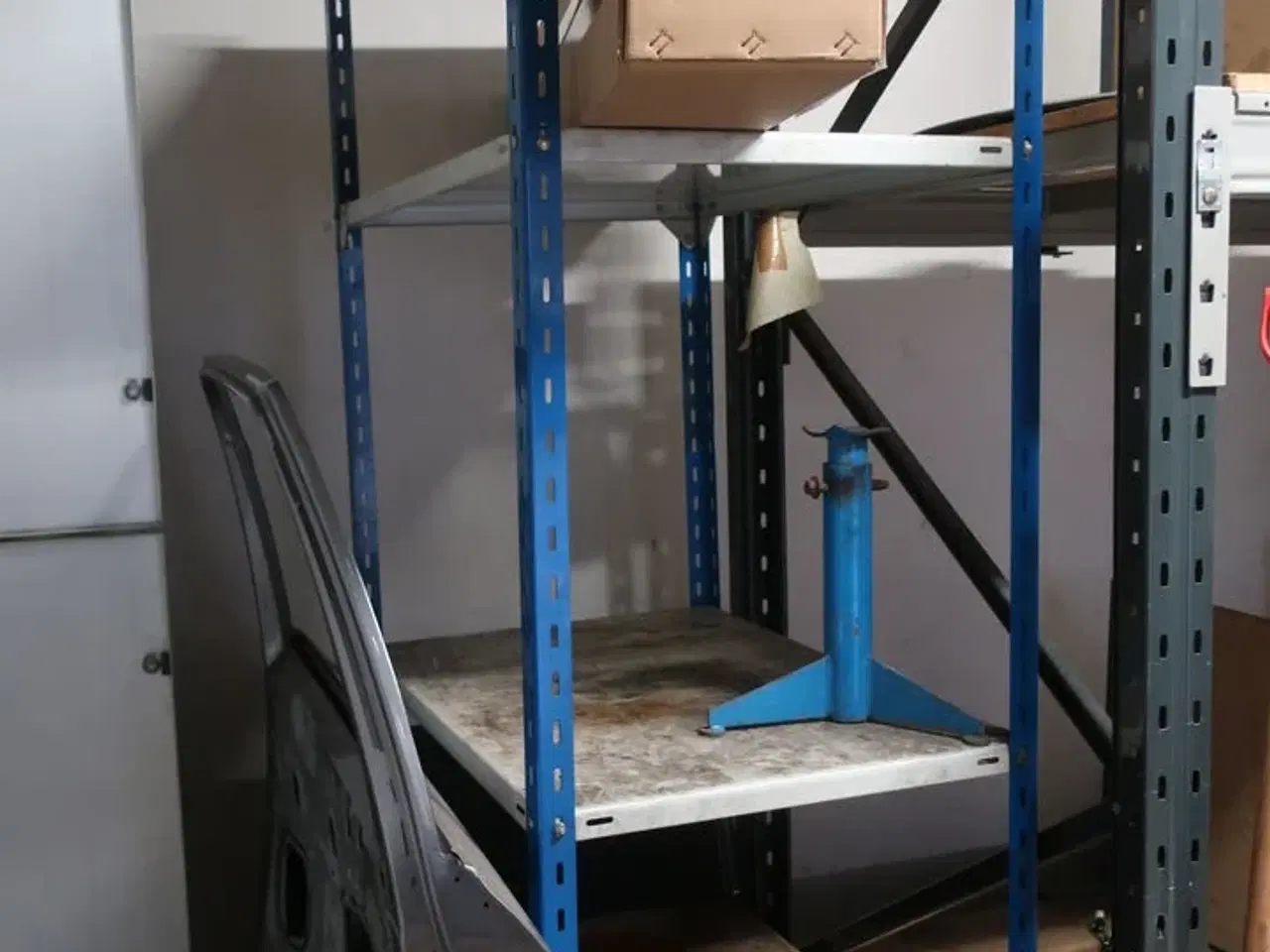 Billede 3 - 2 stk. reoler med indhold