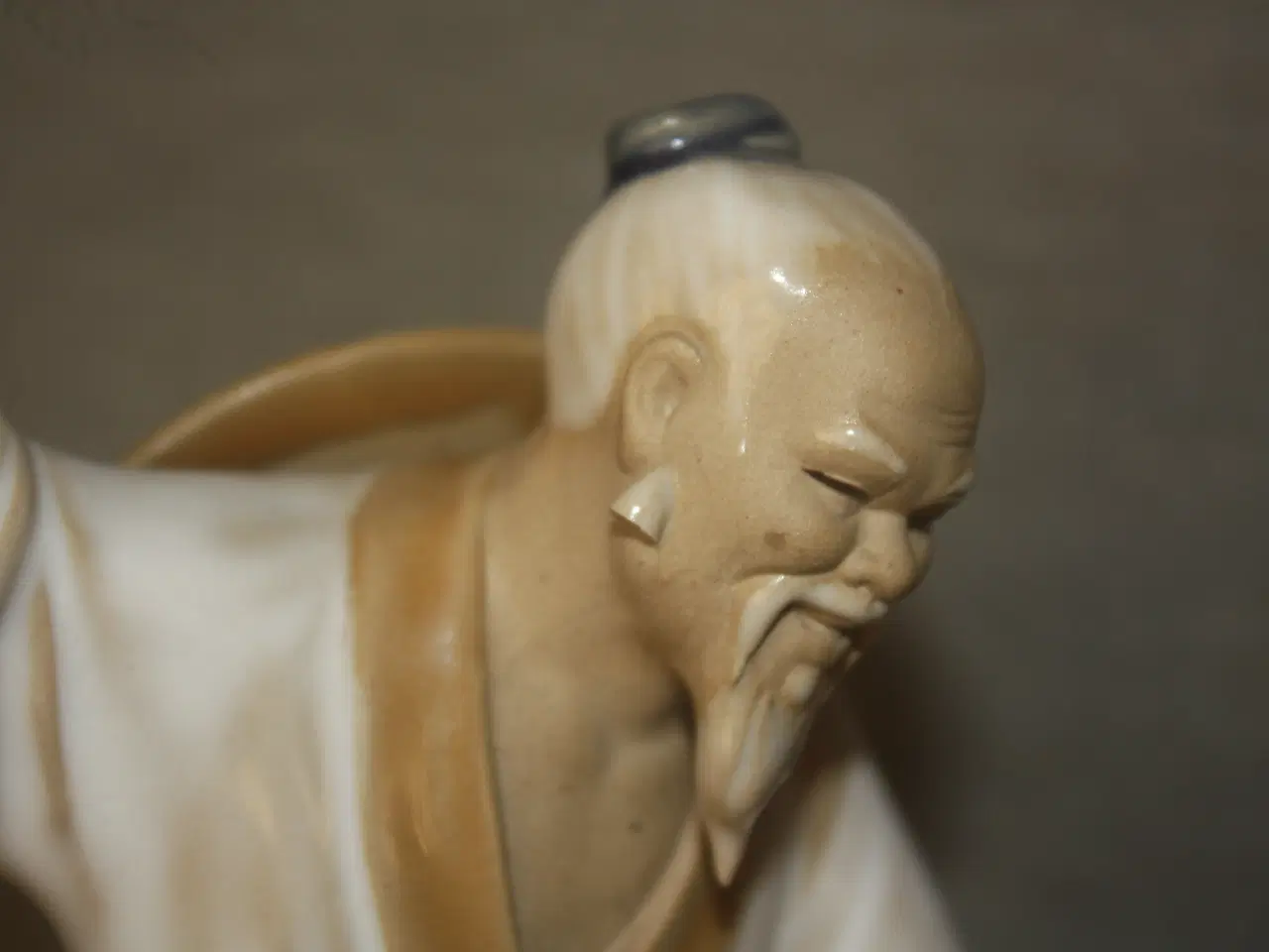 Billede 5 - Keramisk Figur af kinesisk fisker højde 20,5 cm.