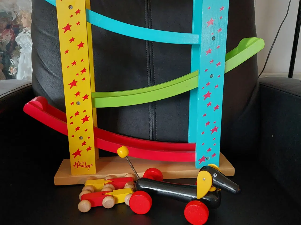 Billede 1 - hamleys mobilbane samt Brio træhund