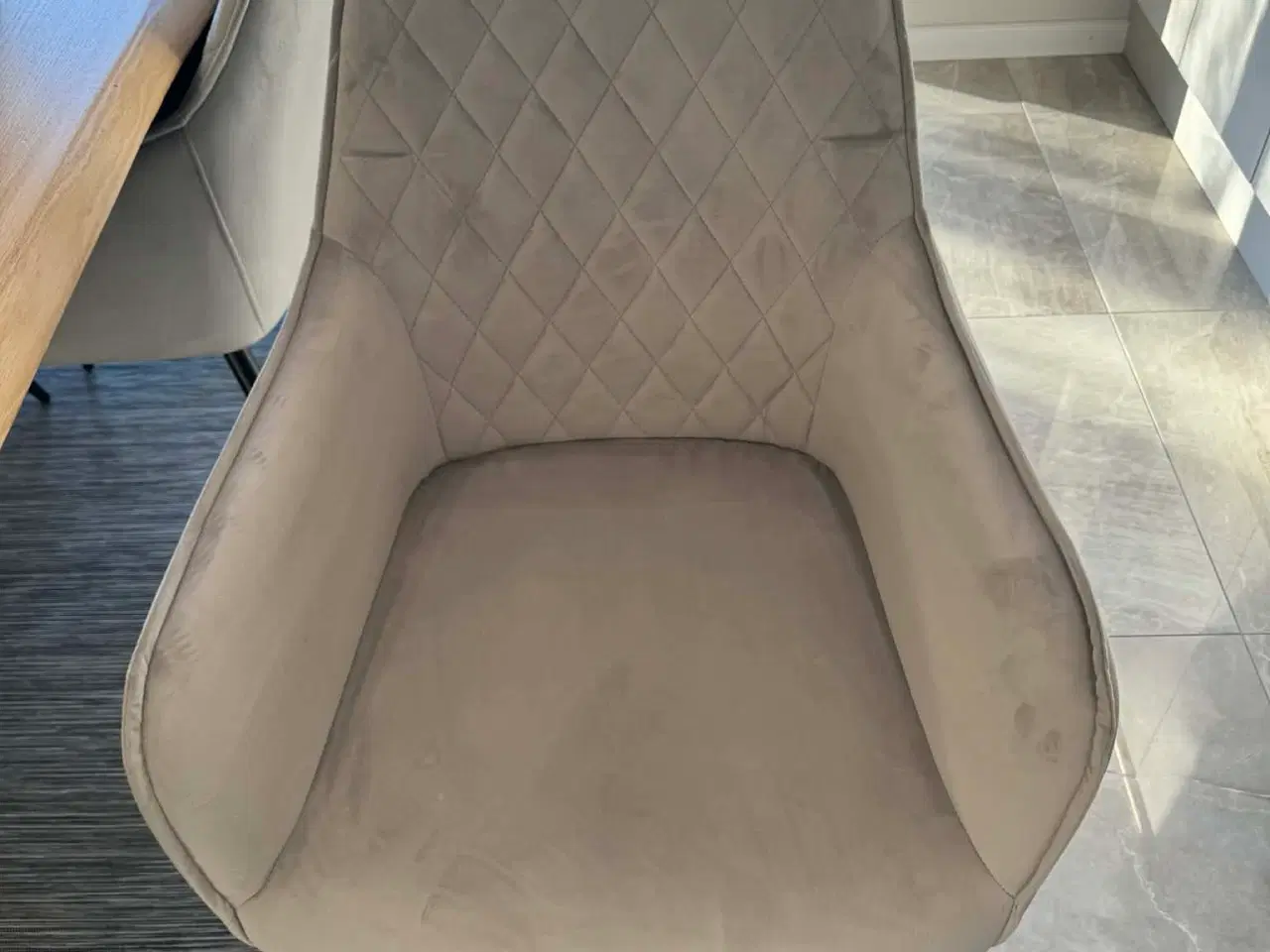 Billede 3 - NÆSTEN HELT NYE 6x SPISESTOLE - Lysegrå velour