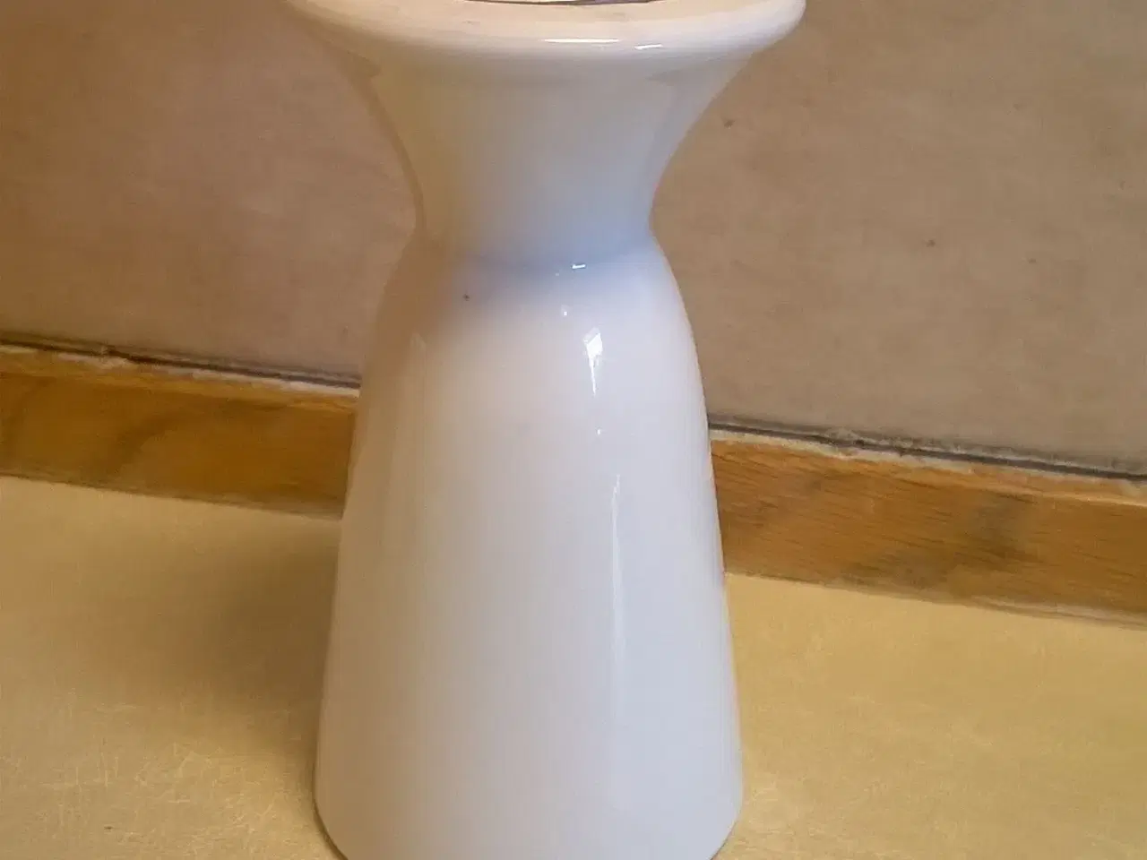 Billede 2 - Vase / fyrfadsstage i hvid porcelæn