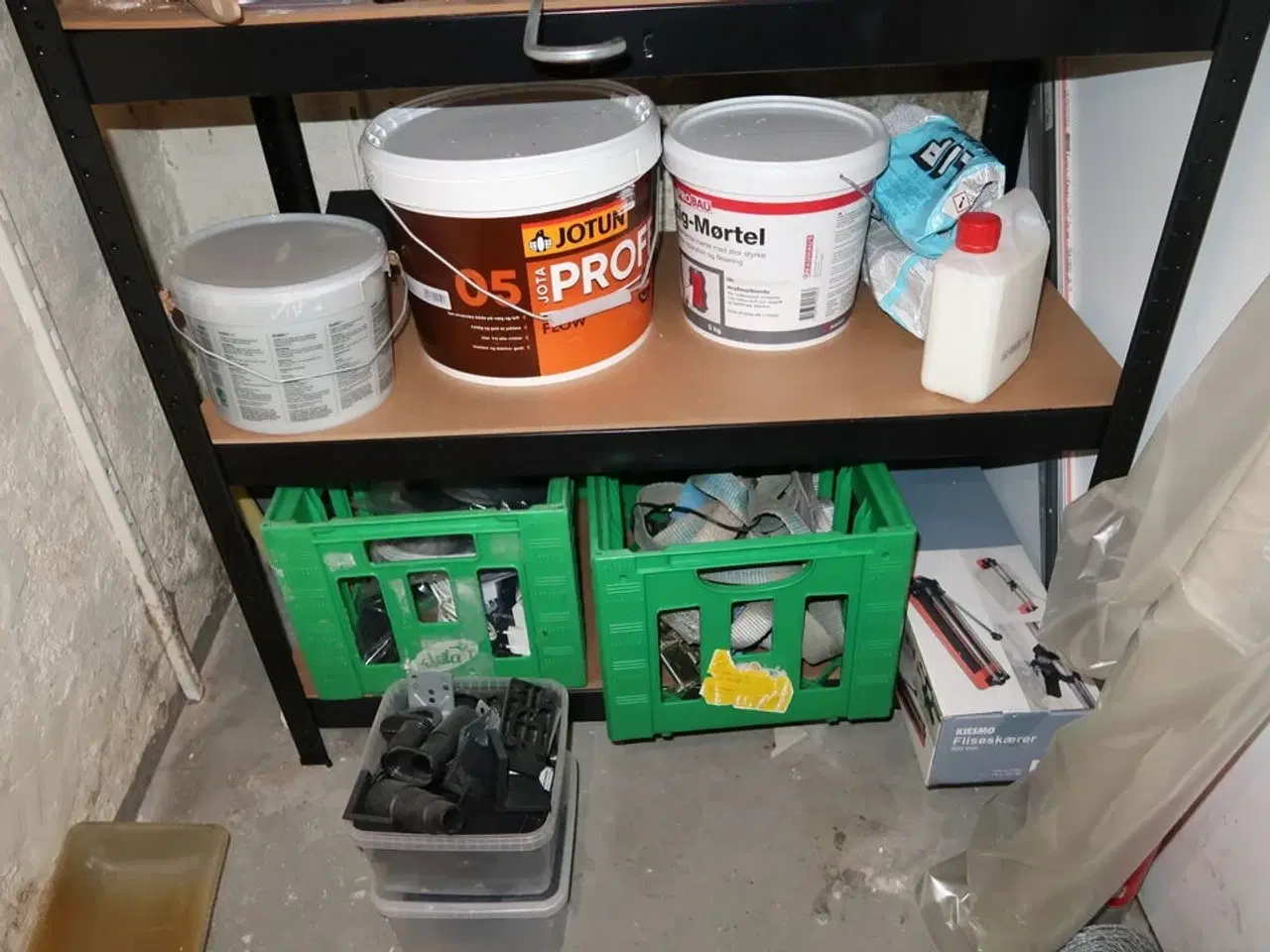 Billede 4 - Reol med div. Maling m.m.