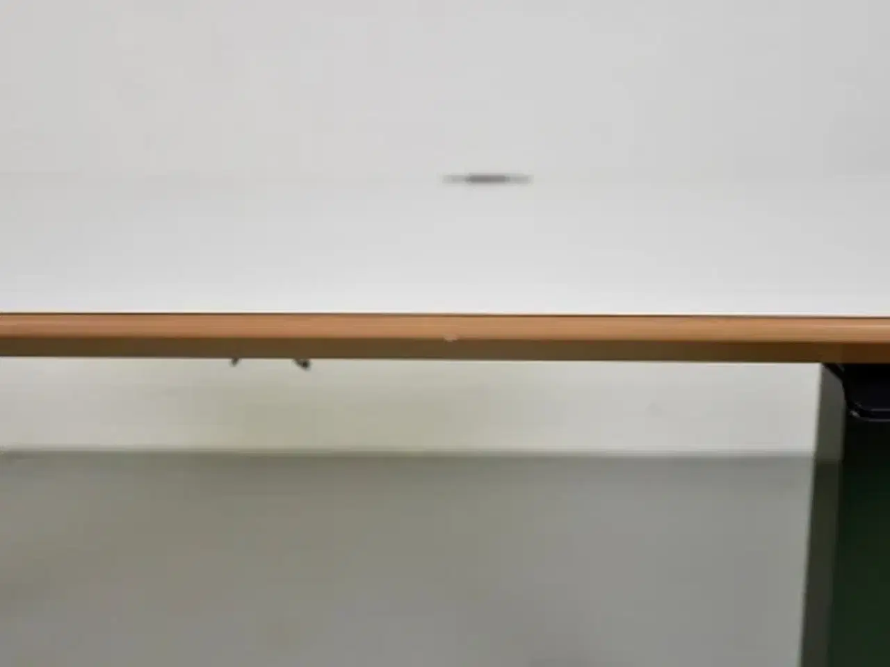 Billede 7 - Hæve-/sænkebord fra duba b8 med hvid plade og grønt stel