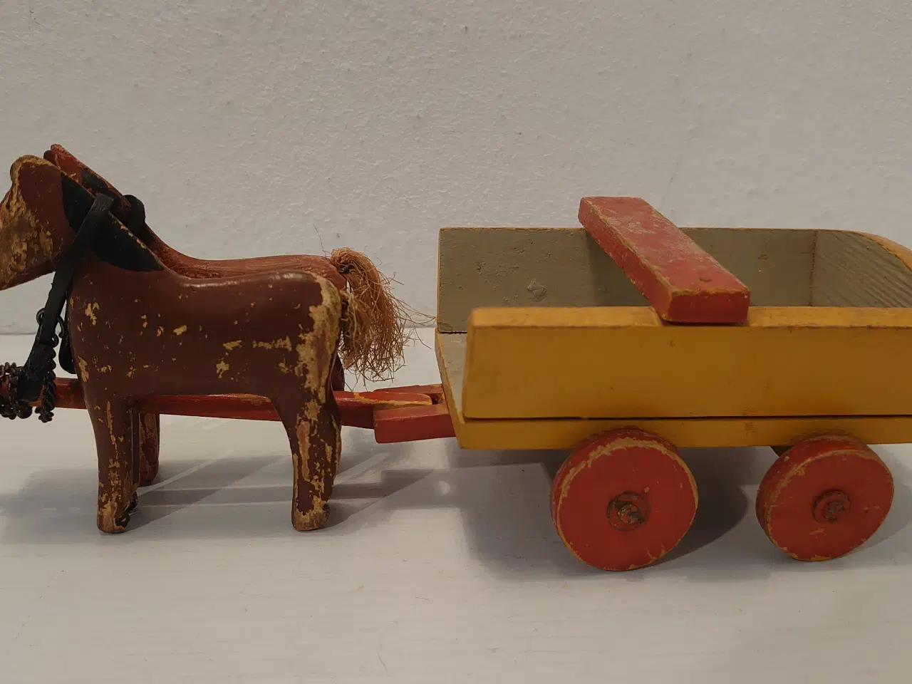 Billede 2 - Fængselslegetøj:Hestevogn og 2 heste. Flagmærket.