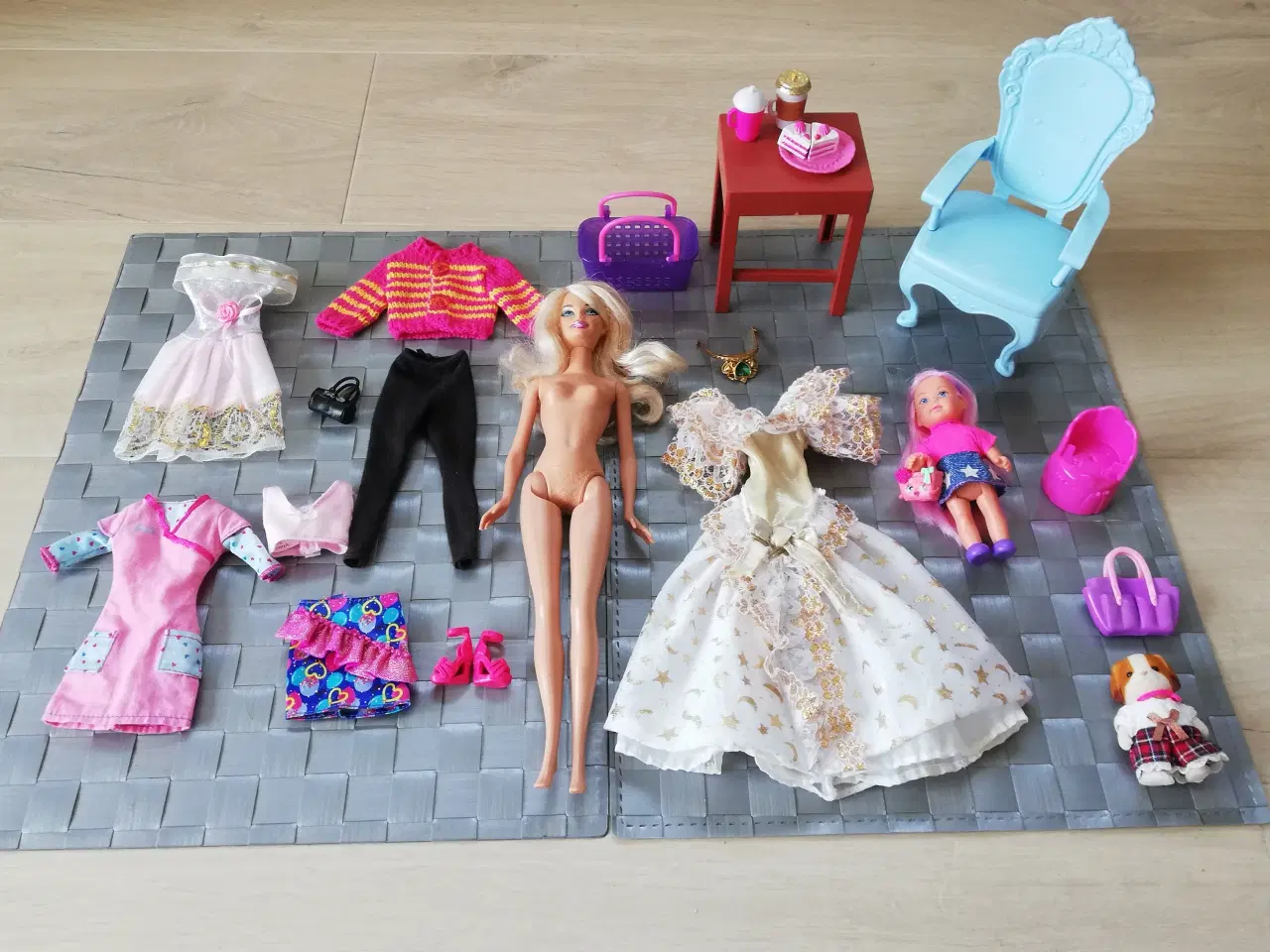 Billede 1 - Barbie Mattel inkl. tøj, Simba dukke mm.