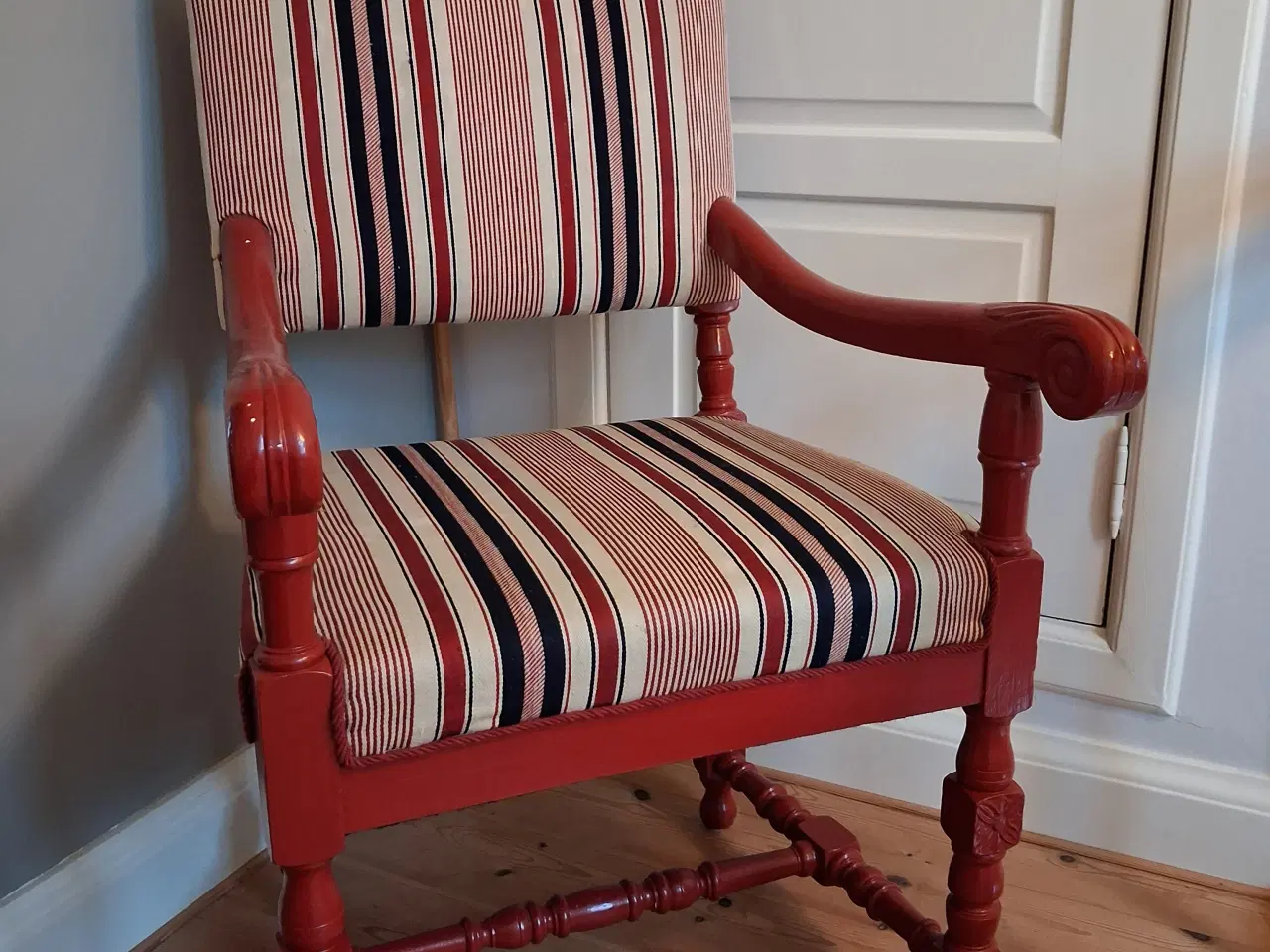 Billede 1 - Stole med armlæn, barnestole, fodskammel