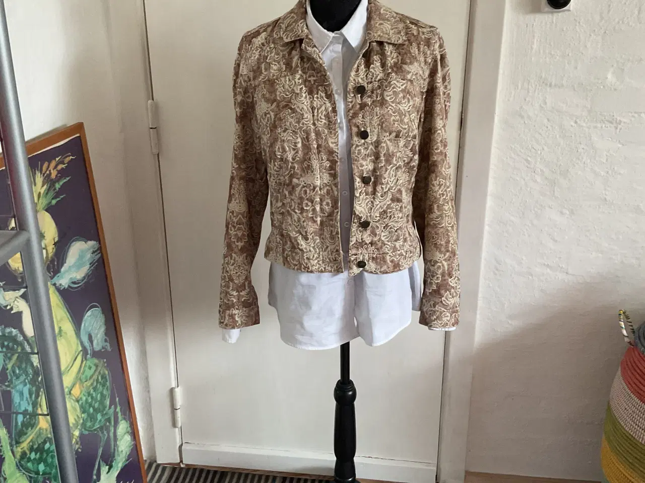 Billede 4 - Fin let SHARE jakke i kort med brystlommer str. 40