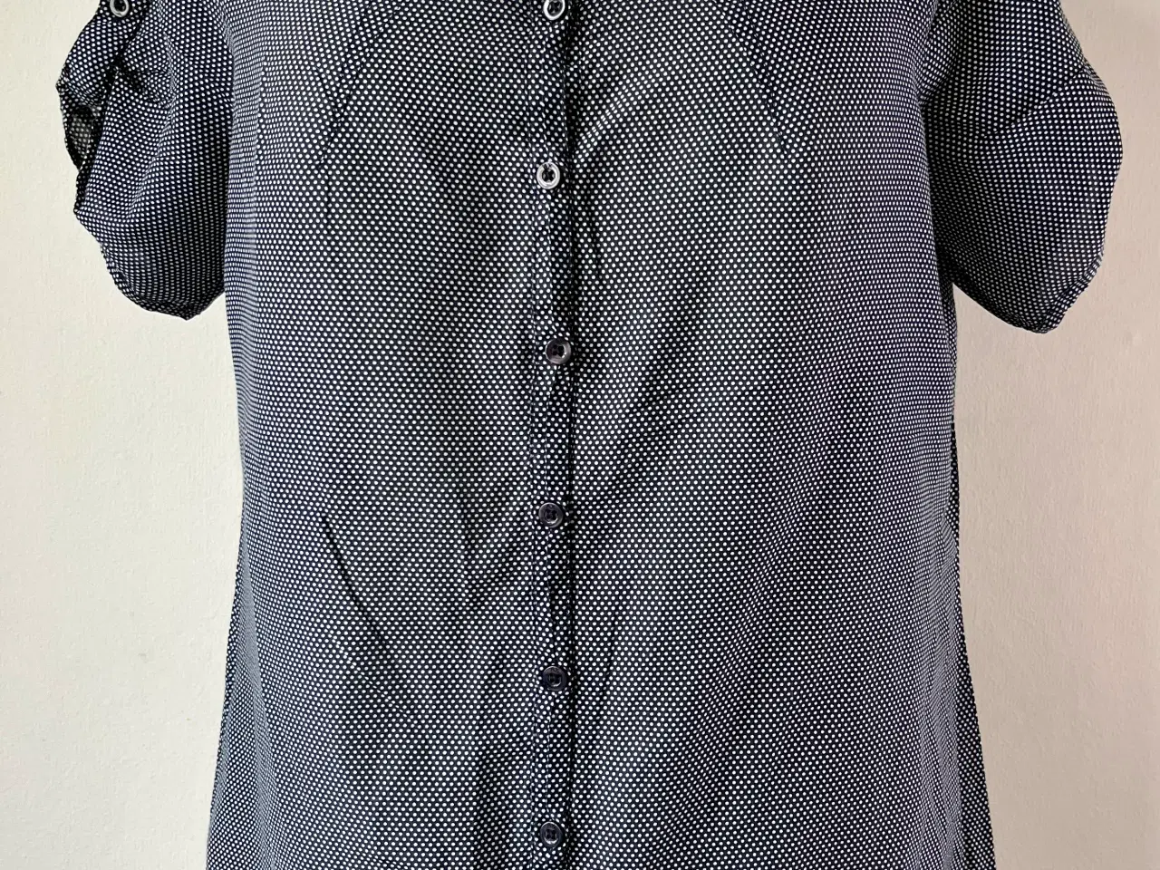 Billede 1 - Armani, prikket bluse, str L