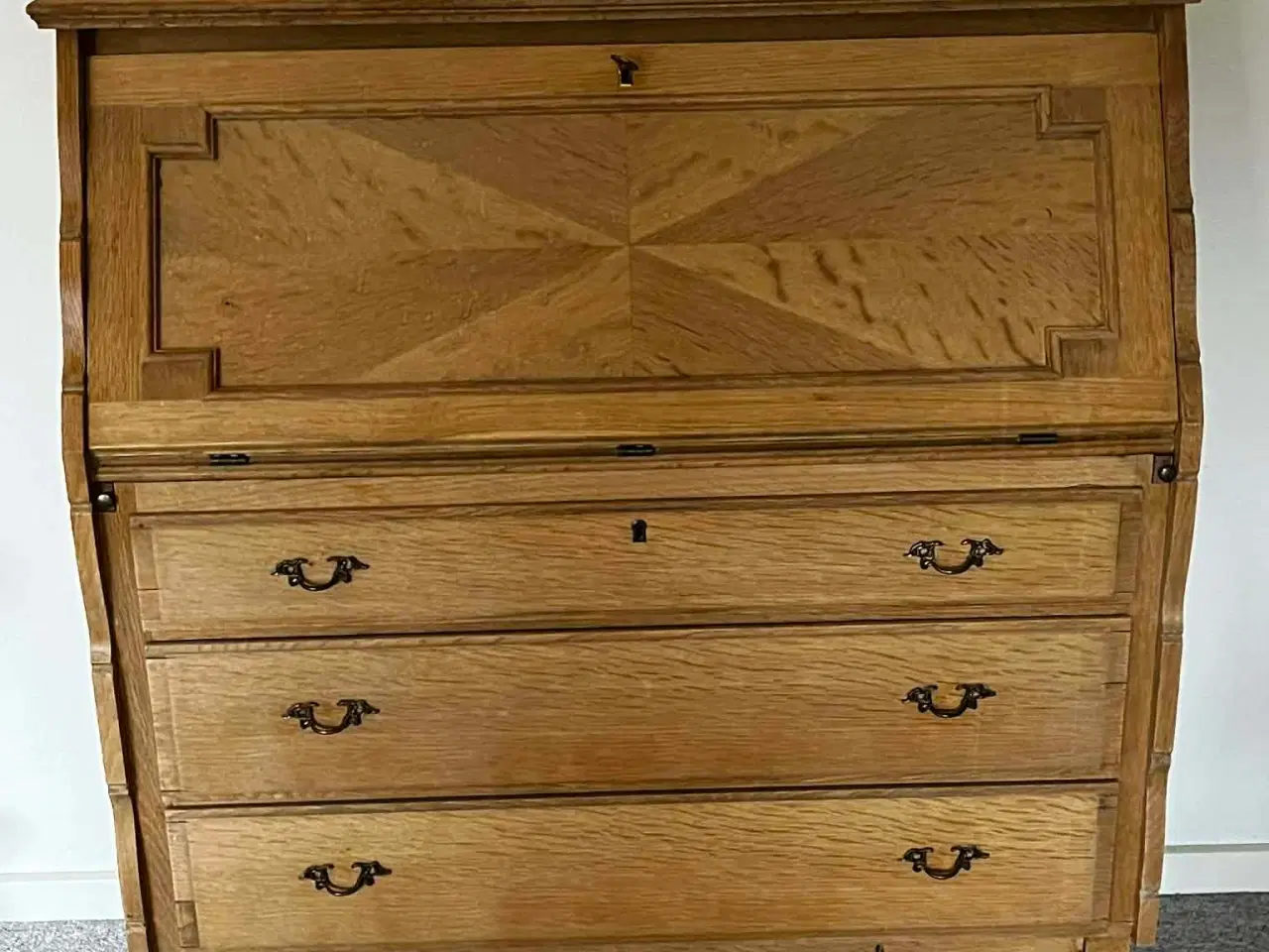 Billede 1 - Smukt chatol/skrivebord i egetræ – Flot patineret 