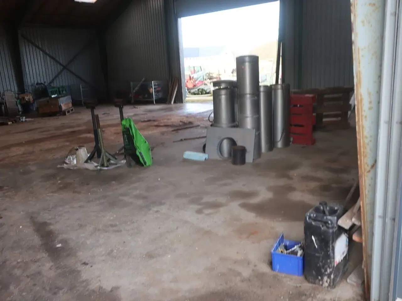 Billede 3 - 2 stk. rullebukke, paller, reoler, reservedele, værktøj, stiger m.m.