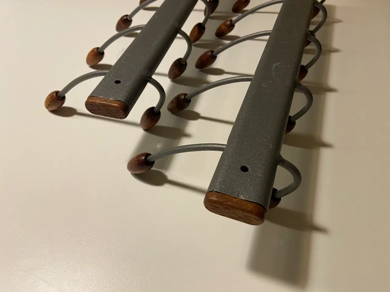Billede 7 - Knagerække i metal og træ