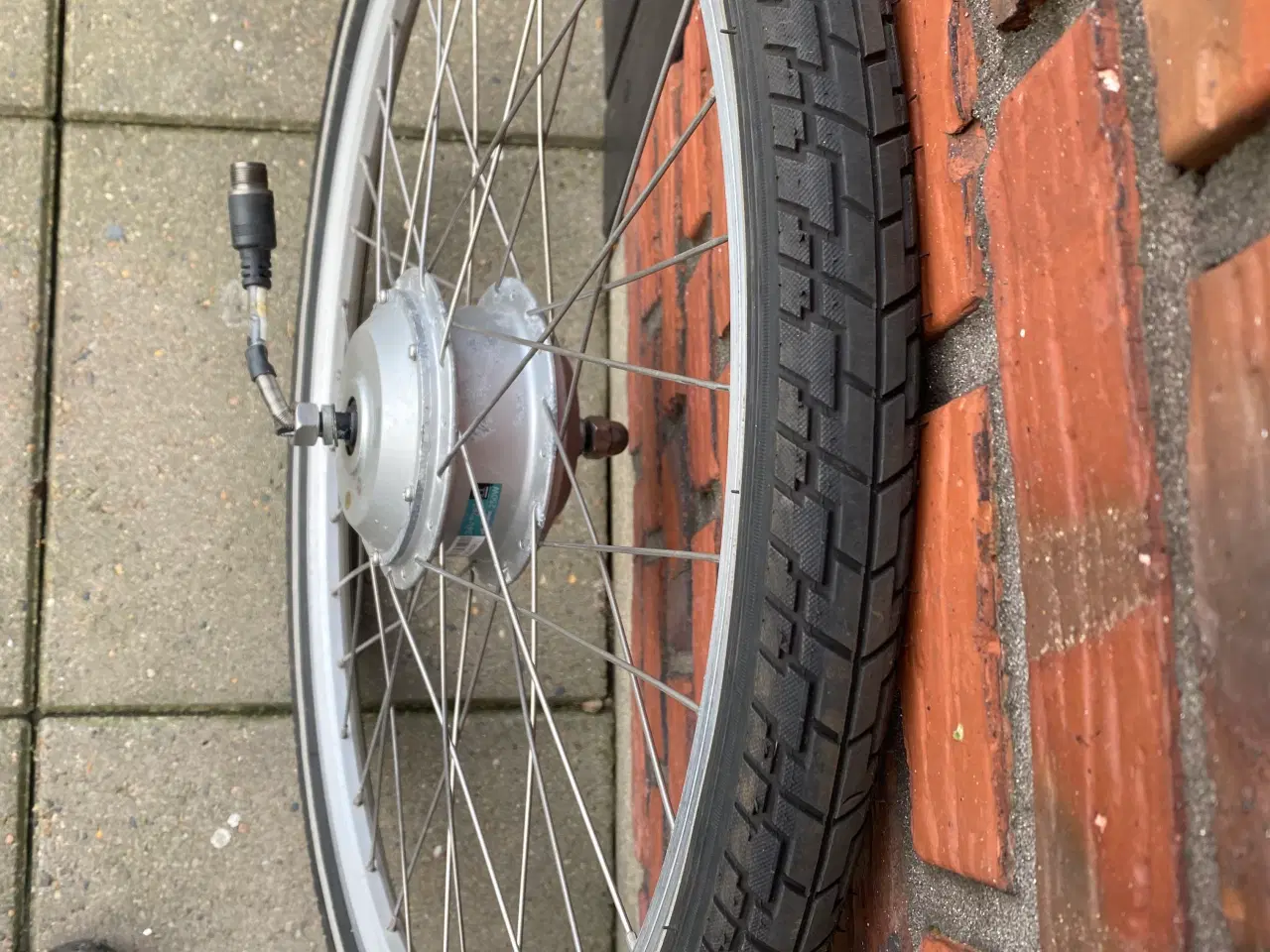 Billede 4 - Forhjul med 24V Dynamo til el cykel 