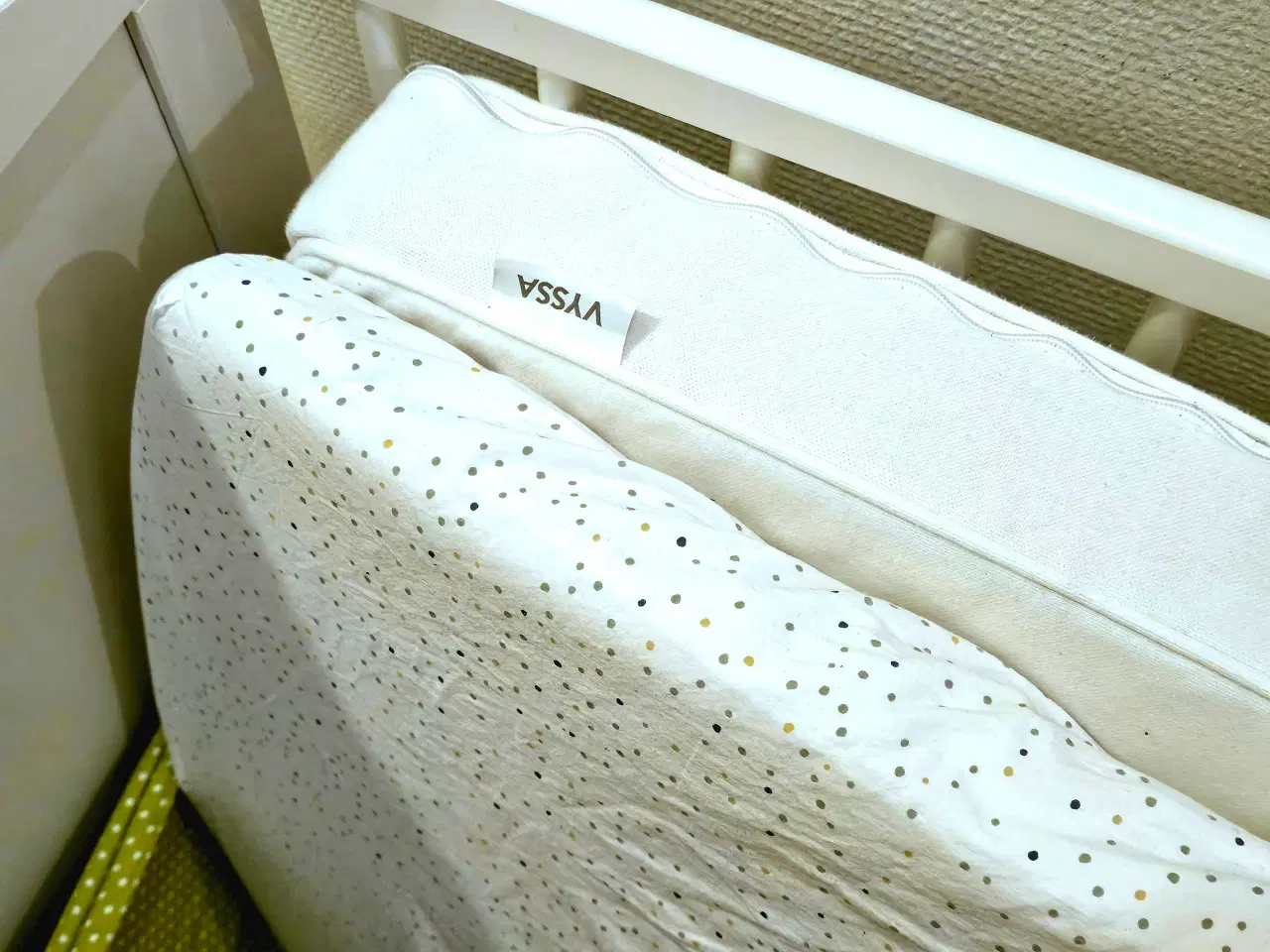 Billede 3 - Fin hvid tremmeseng med adresser og sengekant 