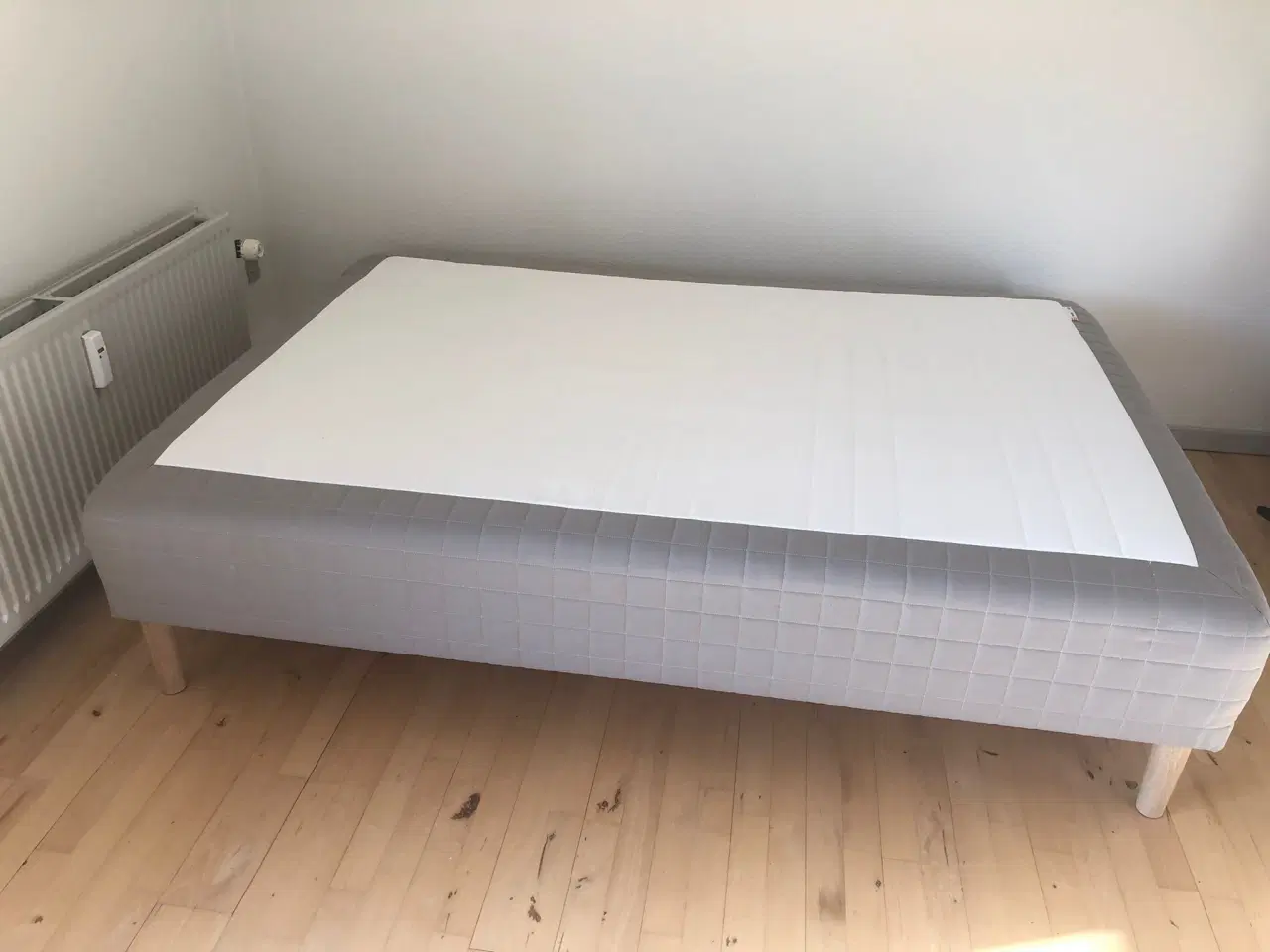 Billede 1 - Bed. Box mattress 140*200 with 5 legs