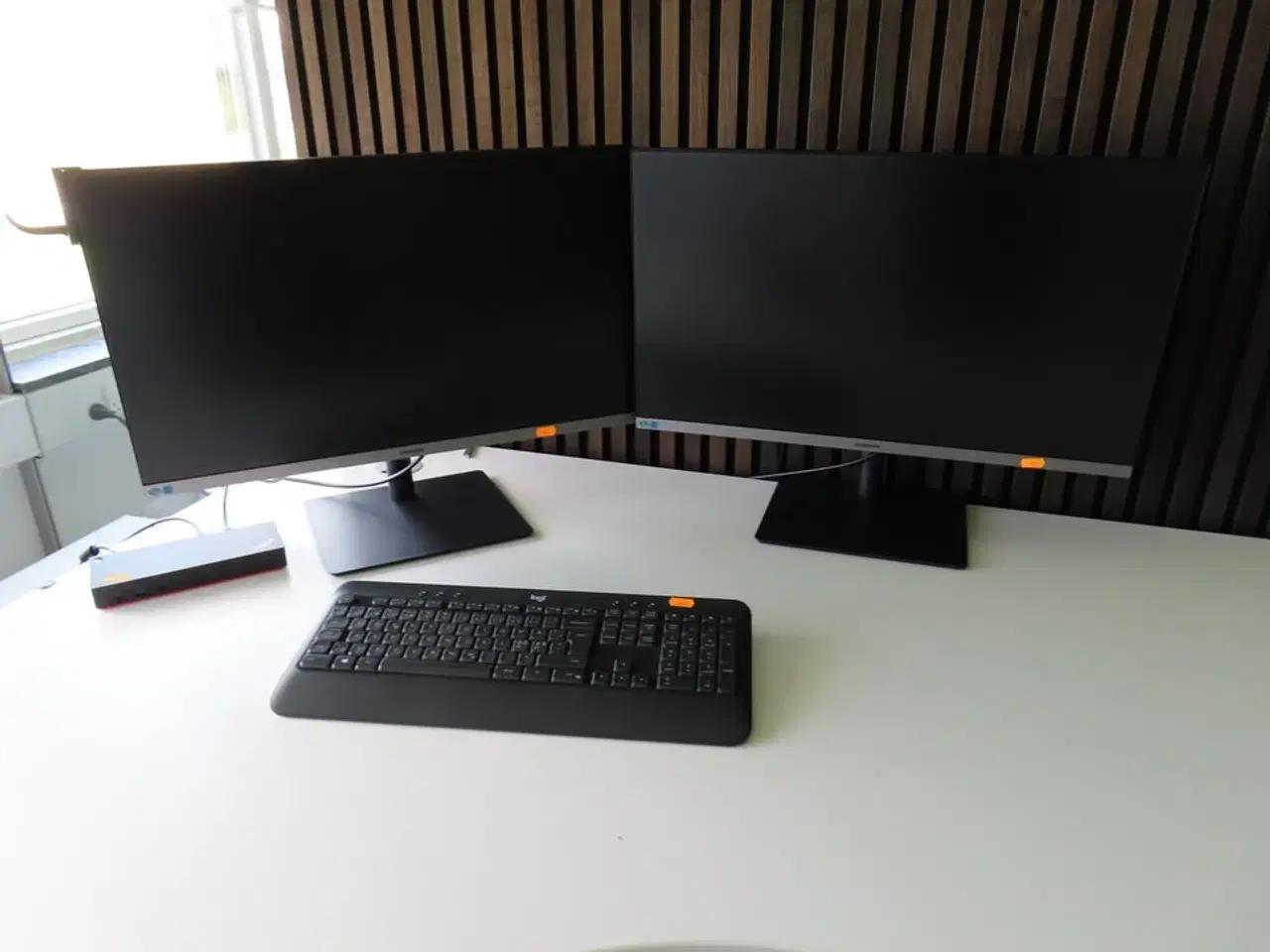 Billede 1 - 2 stk. 27" monitor, SAMSUNG S27R652FDU, docking og tastatur