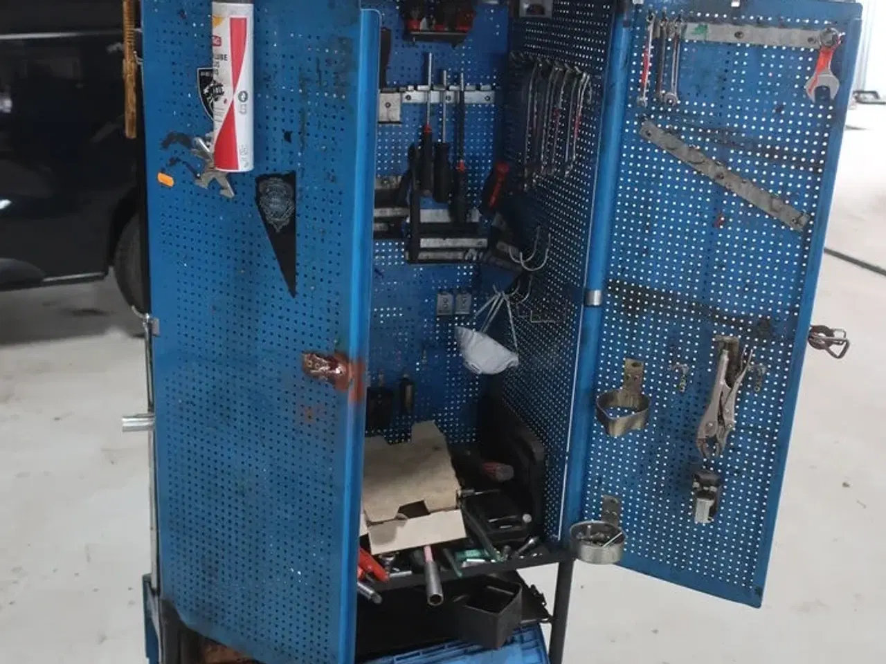 Billede 1 - Værktøjsskab med indhold