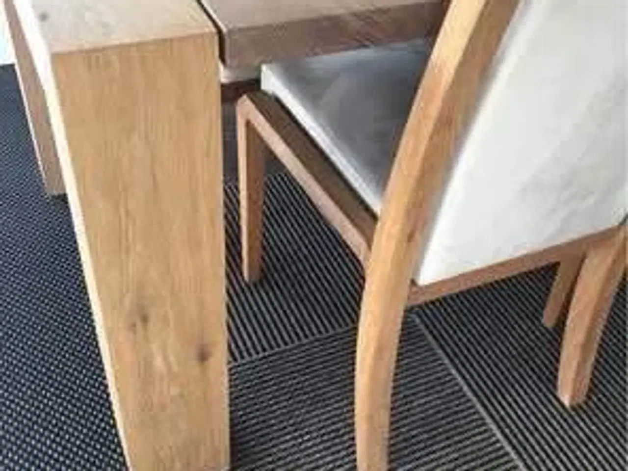 Billede 6 - Spisebord i udsøgt kvalitet med stole