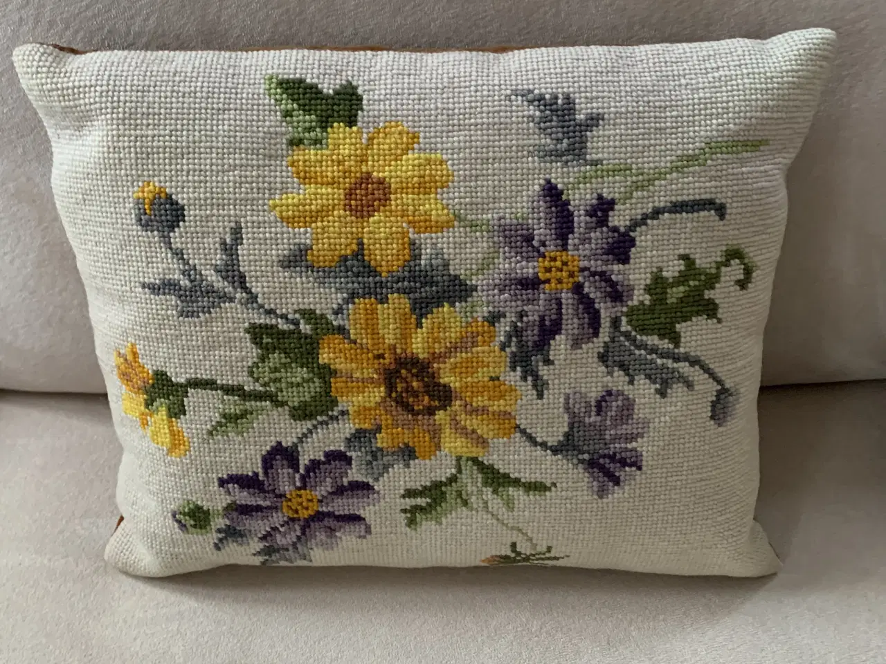 Billede 4 - Broderede vintagesofapuder i fin stand