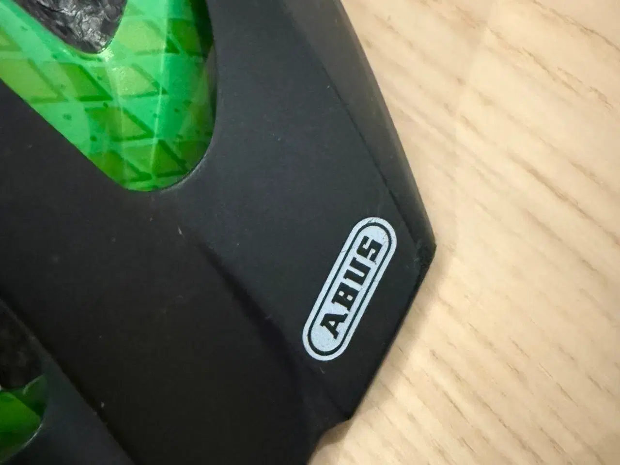 Billede 2 - ABUS cykelhjelm med lys 