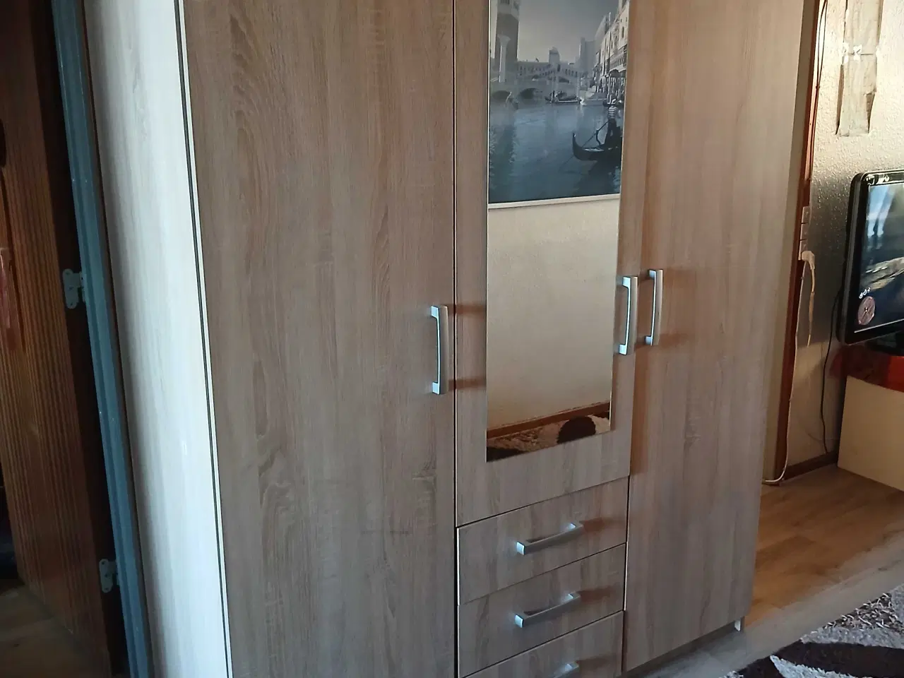 Billede 1 - Elegant, Smuk & Rummelig Klædeskab✨️