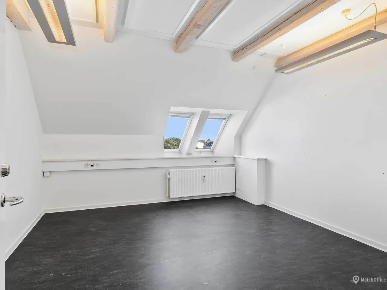 Billede 3 - Markant og eksponeret kontorhus med nem adgang til offentlig transport og parkeringsmuligheder