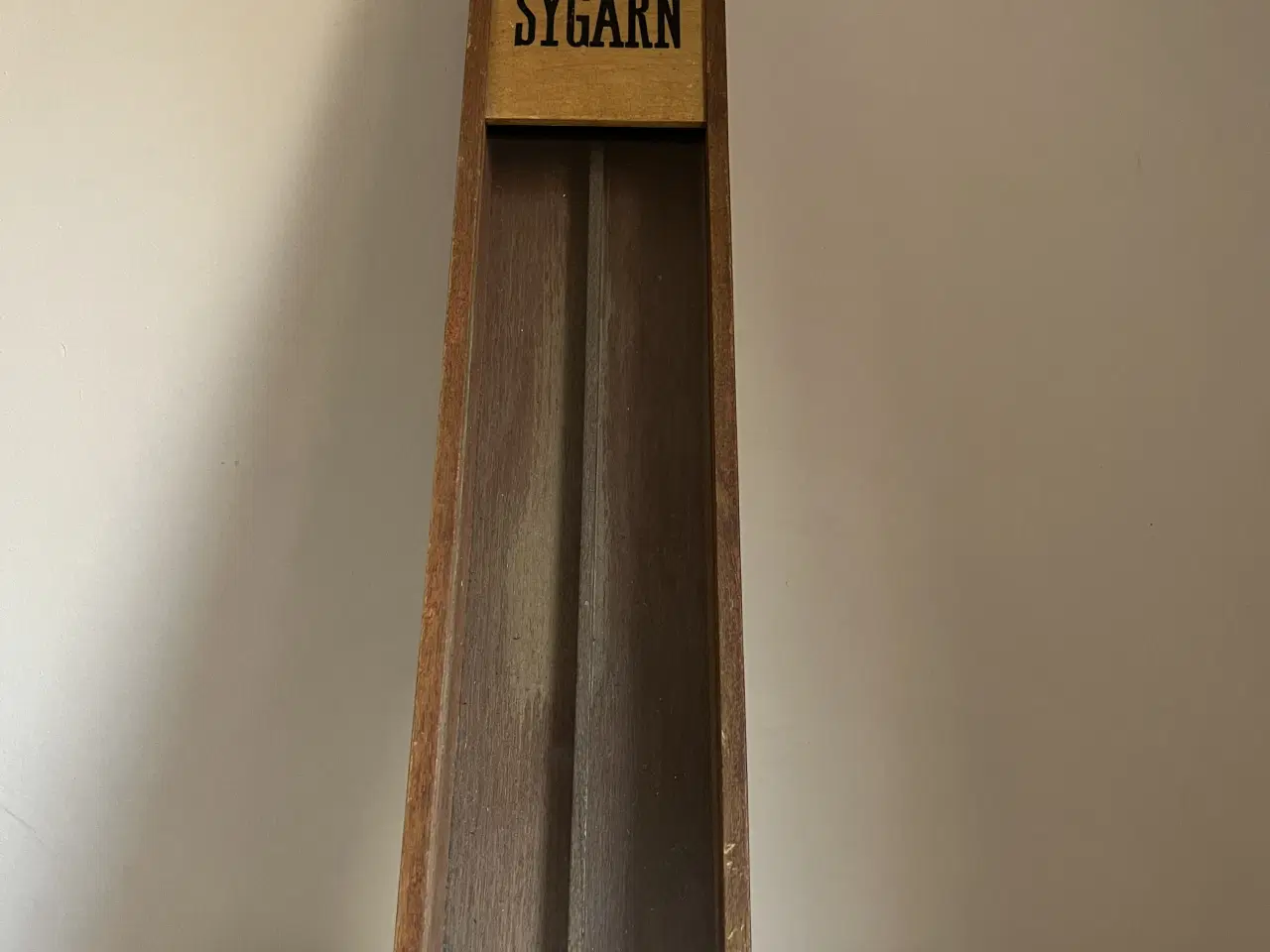 Billede 2 - Smuk gammel sytrådsholder i træ og glas 