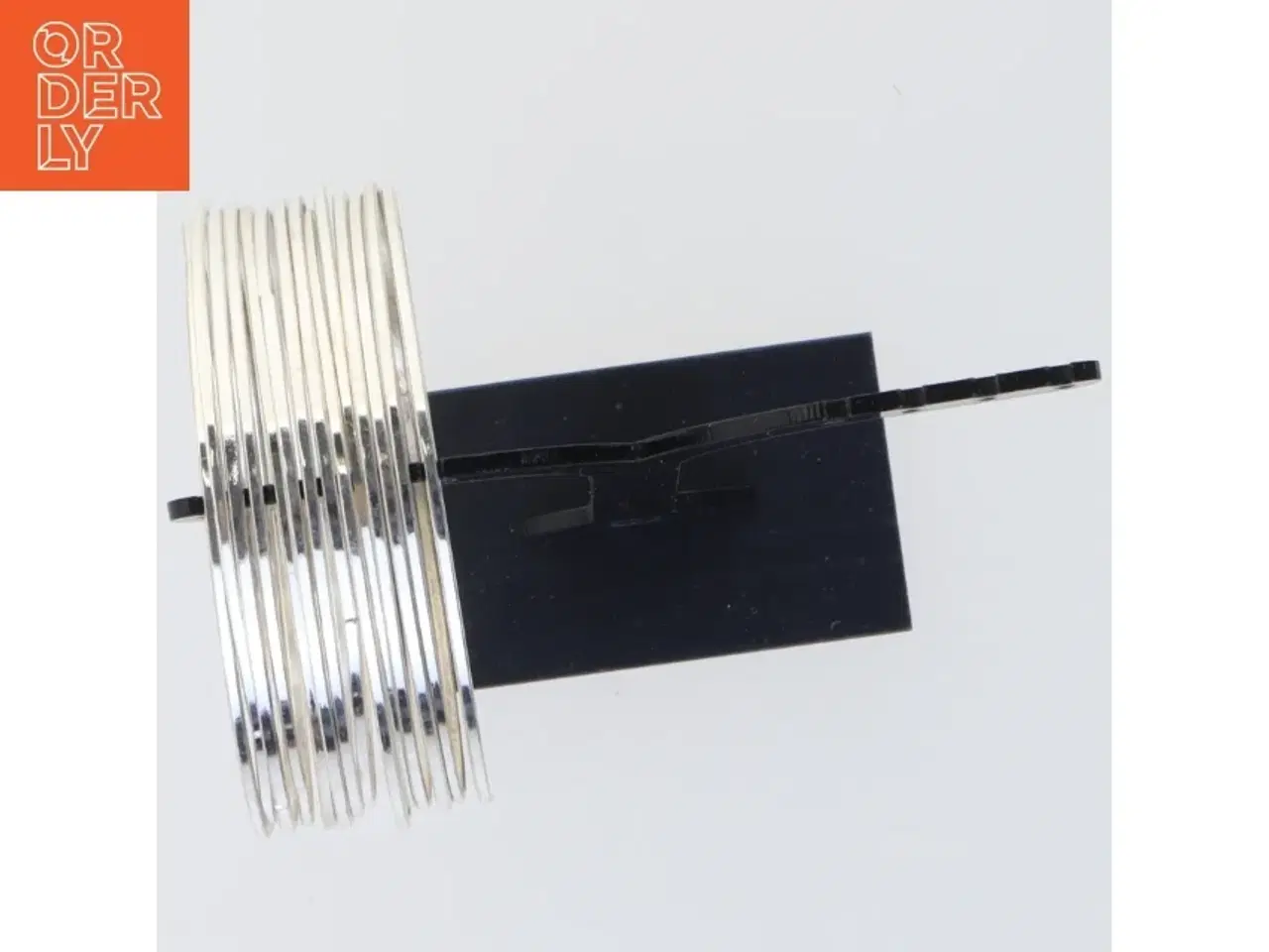 Billede 2 - Sølvfarvede ambånd (str. Diameter 6 og en halv 5 meter)