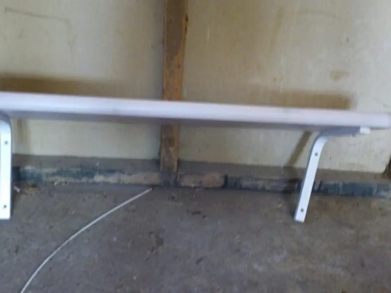 Billede 1 - Hylde Længde er 80cm dybde er 19 cm og tykkelse 28