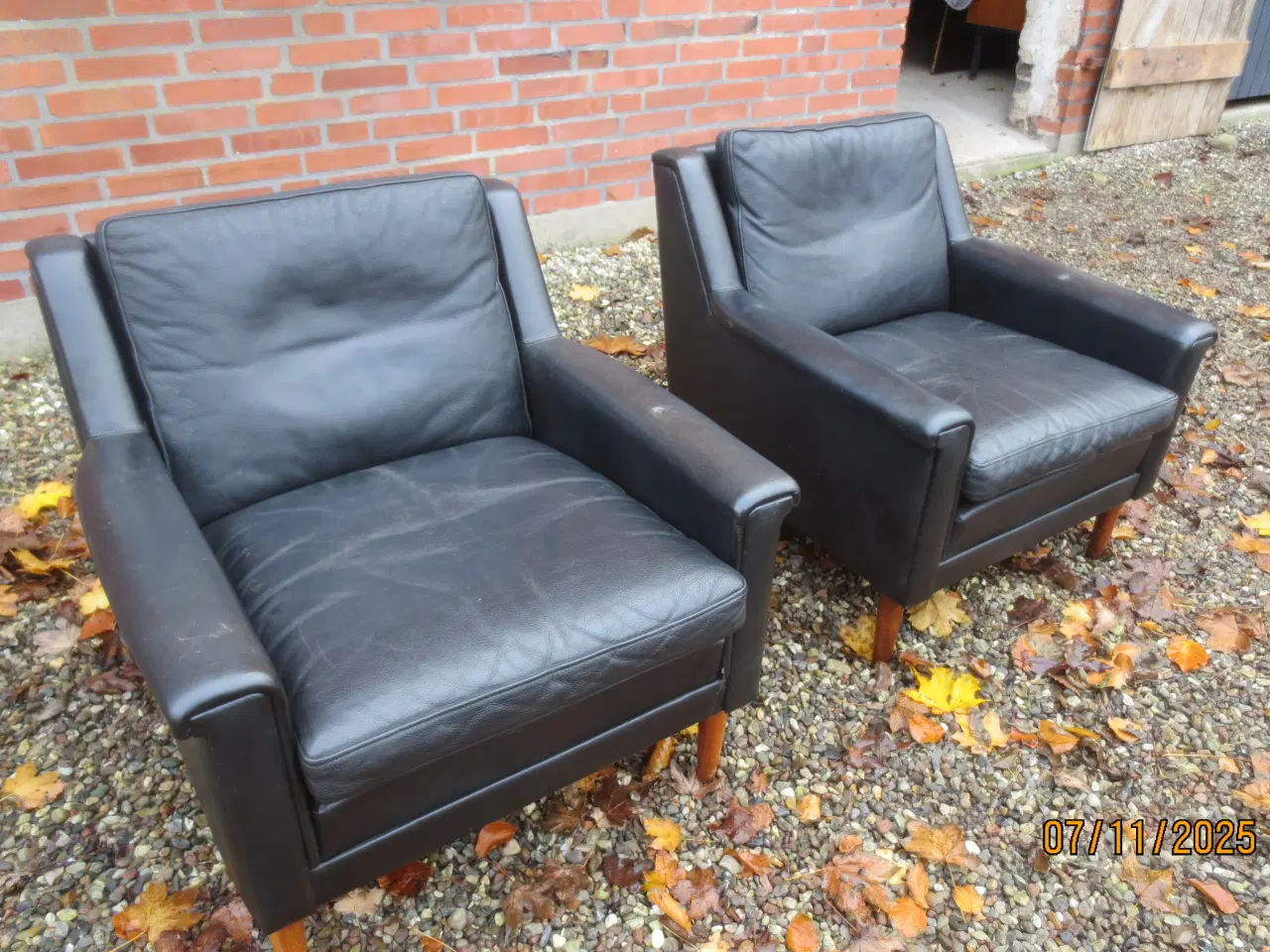 Billede 3 - 2 stk Lænestole i sort læder med teak ben 