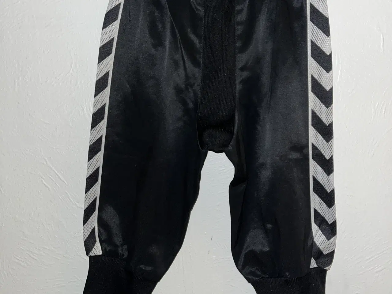 Billede 3 - Hummel fodboldknickers str. 140.