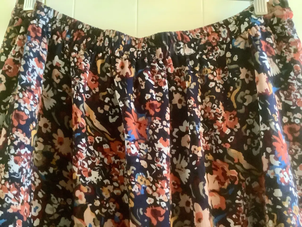 Billede 2 - Lang nederdel med blomster fra Saint Tropez.