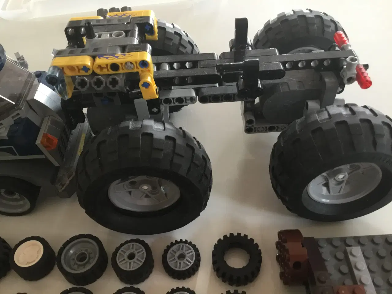 Billede 2 - Diverse Lego hjul og dele 