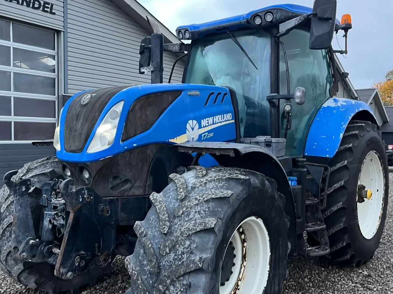 Billede 14 - New Holland T7.230 Autocommand med frontlift og nye bagdæk er lige monteret på den.