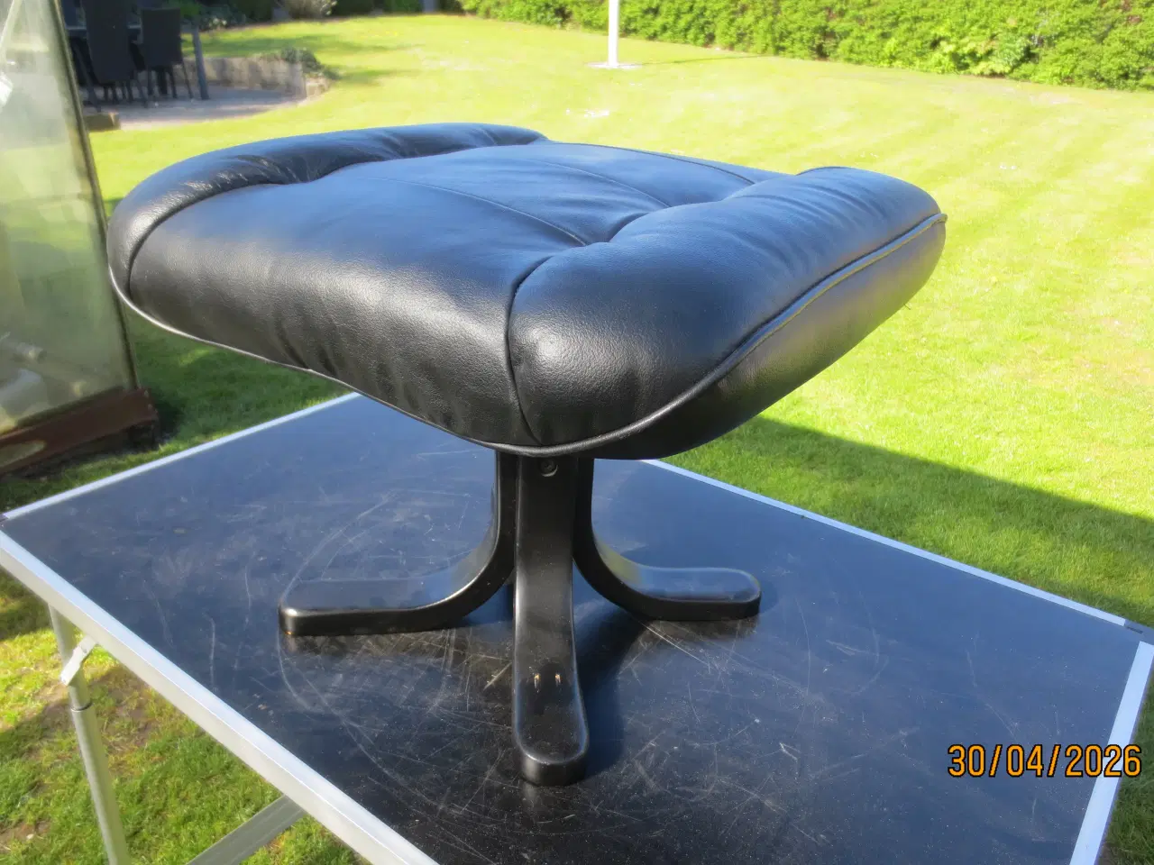 Billede 1 - 1 stk Fodskammel med sort læder 