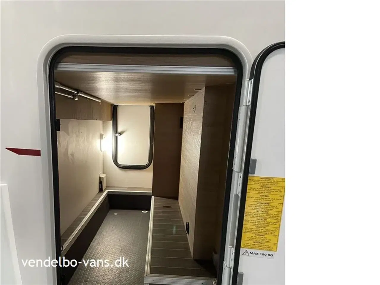 Billede 28 - 2018 - Adria Compact SLS   Smal camper på under 6 m længde - tryk på knappen og den vokser!