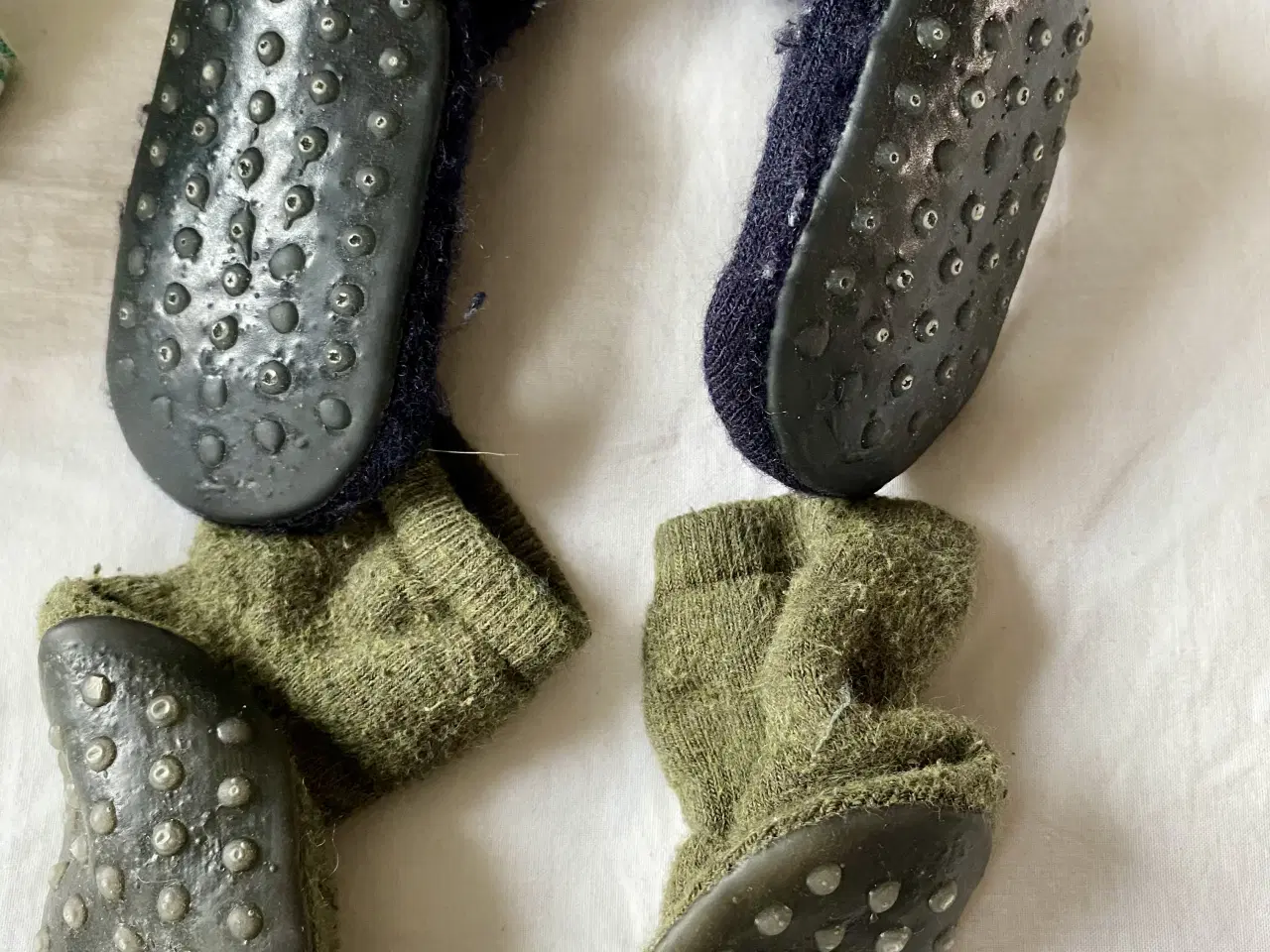 Billede 4 - 2 skridsikre strømper hjemmesko 10 cm