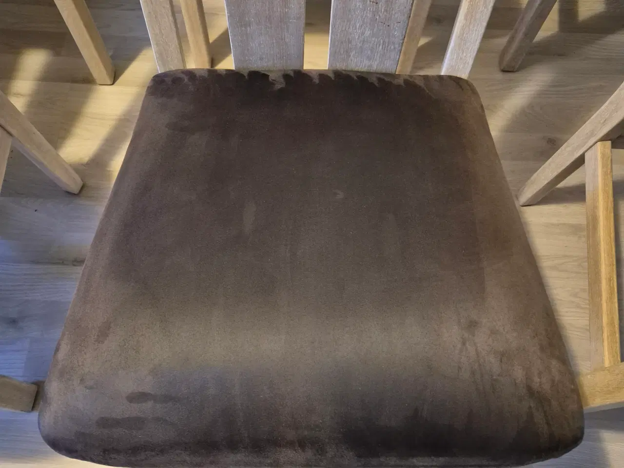 Billede 4 - 10 stk egetræs stole med robust mørkegrå betræk 