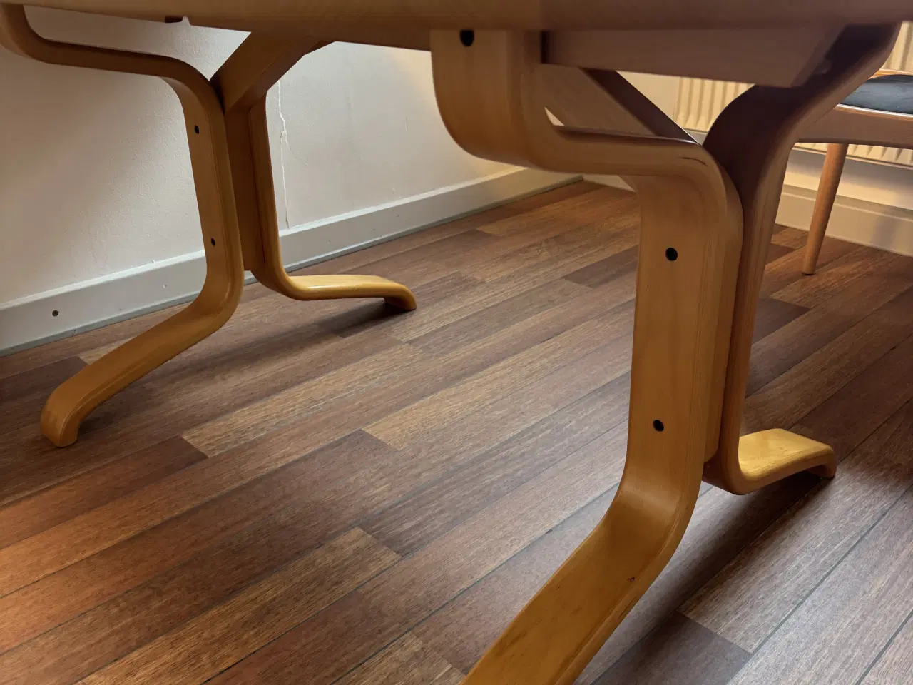 Billede 4 - Spisebord i massiv, lakeret bøg m. 2 tillægsplader