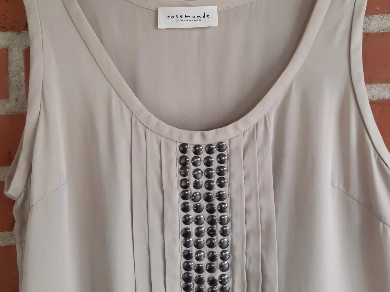 Billede 2 - Top, Rosemunde, med pynteknapper