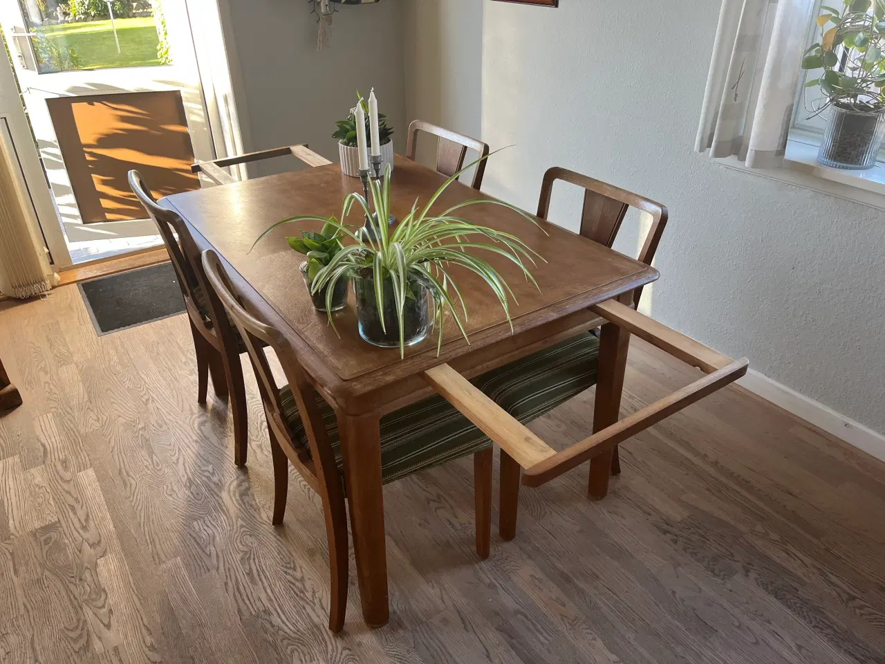 Billede 3 - Spisebord med 6 stole