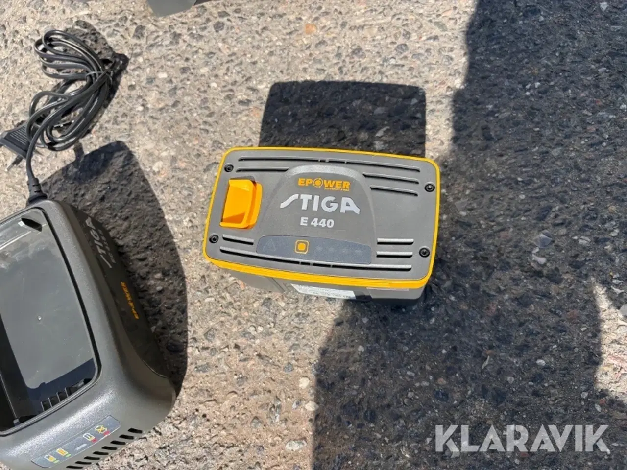 Billede 8 - Haveredskaber Stiga plæneklipper, græstrimmer med batteri og lader