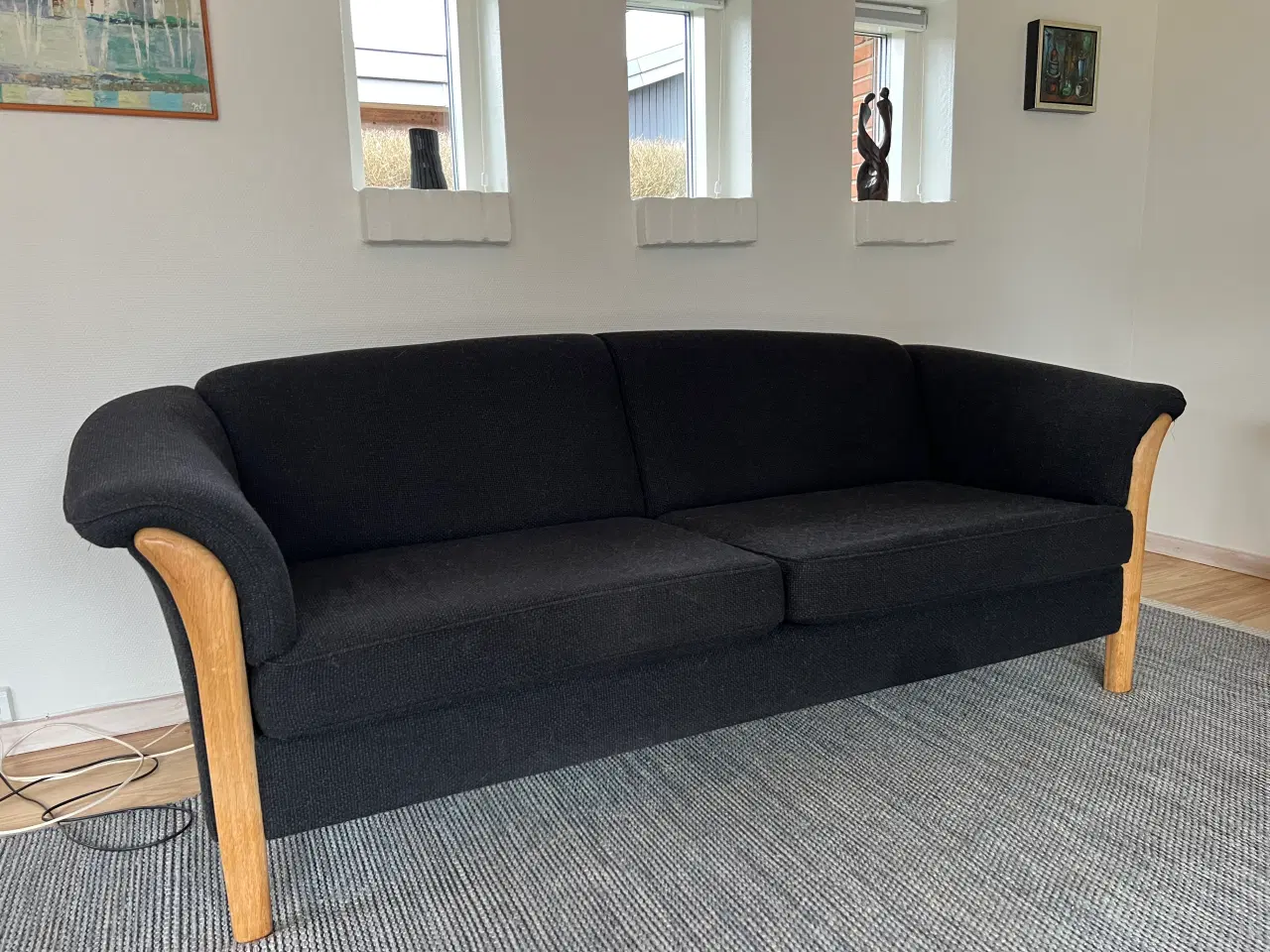 Billede 3 - Sofa med sort stof og træramme i hvidolieret eg